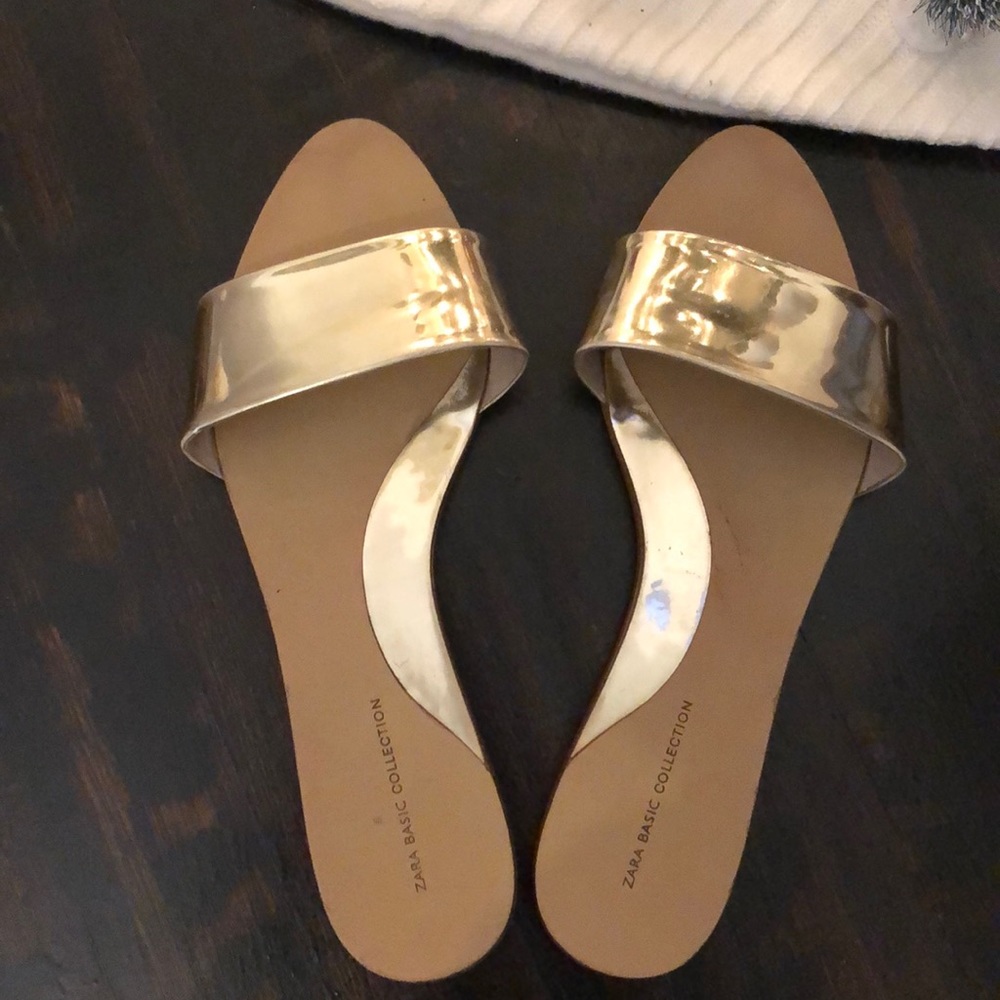 Zara Basic slipper in gold.